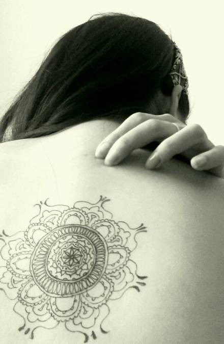 女性背部花朵图腾刺青