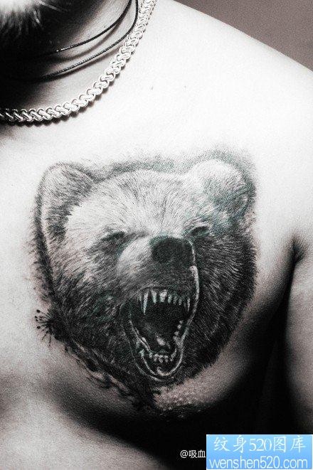 男生前胸超帅的一张黑熊纹身图片