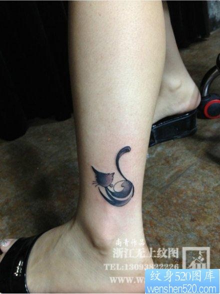 女孩子腿部前卫流行的猫咪纹身图片