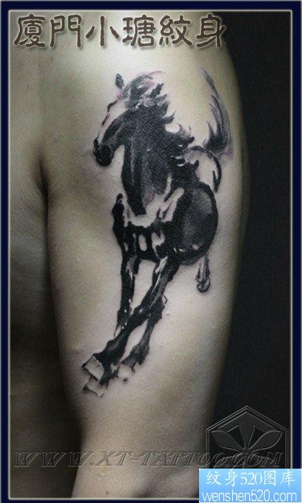 手臂流行经典的黑白水墨马纹身图片
