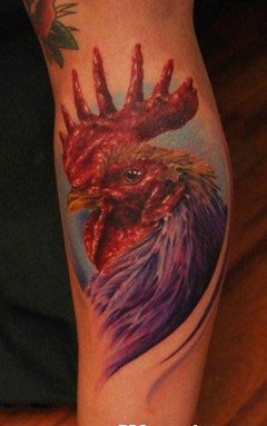 男性手臂帅气很酷的一张公鸡纹身图片