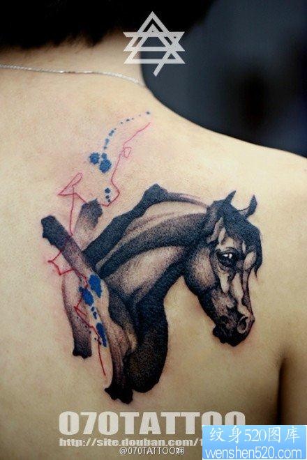 肩背前卫的一张概念风格的马纹身图片