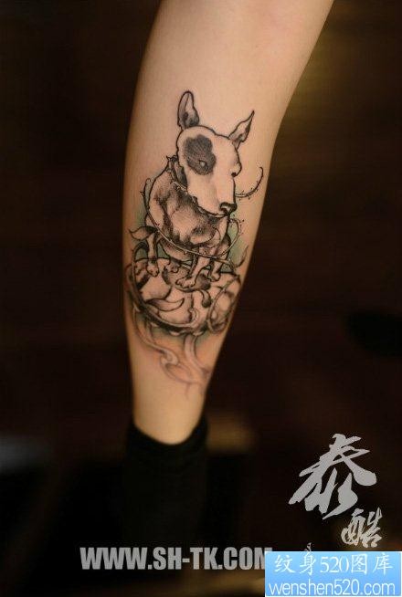 腿部流行经典的一张牛头梗纹身图片