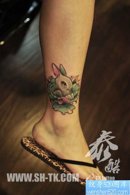 女人腿部很可爱的一张小兔子纹身图片