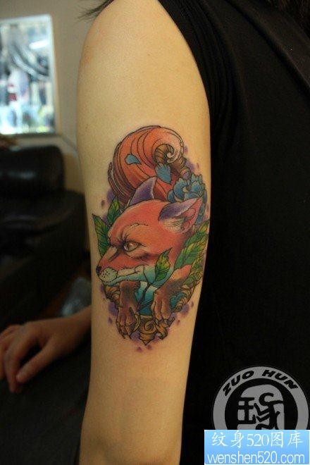 手臂流行很酷的一张狐狸纹身图片