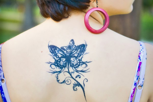 背部时尚漂亮的蝴蝶纹身