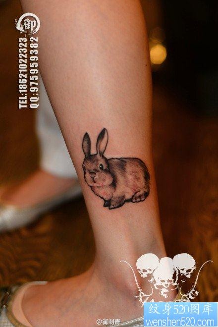 腿部可爱小巧的兔子纹身图片