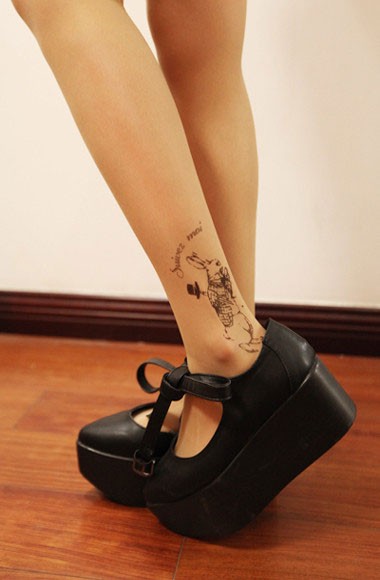 女人腿部很可爱的小兔子纹身图片