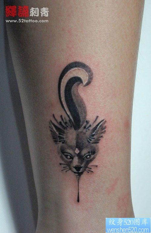腿部一张前卫可爱的小狐狸纹身图片