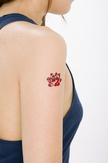 手臂上漂亮的红色莲花纹身
