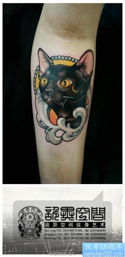 手臂前卫经典的一张猫咪纹身图片