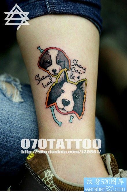 女人腿部可爱的小狗纹身图片