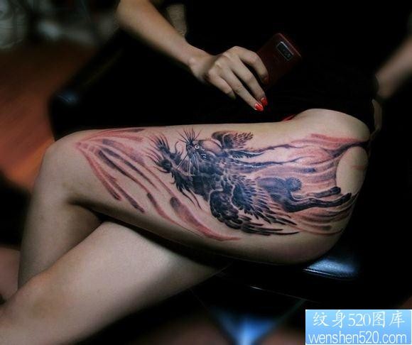 女人腿部流行经典的四翼兔纹身图片