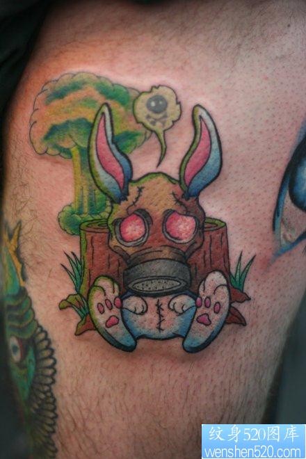 一张另类可爱的戴面具的兔子纹身图片