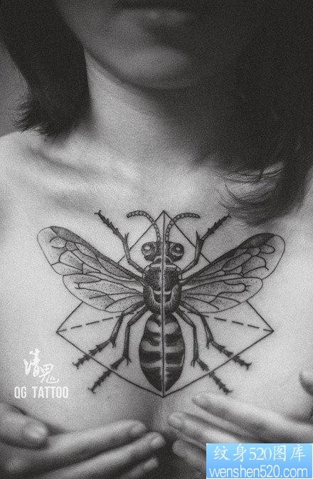 女人胸前流行经典的小蜜蜂纹身图片