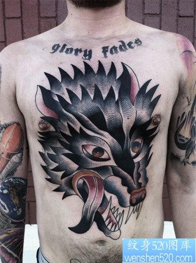 男性前胸流行很酷的一张狼头纹身图片
