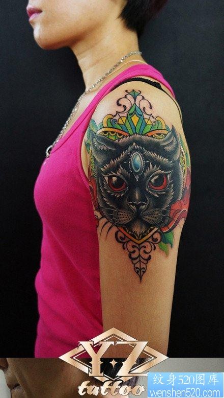 手臂前卫帅气的一张猫咪纹身图片