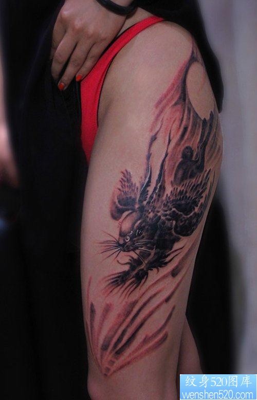 女人腿部经典的四翼兔纹身图片