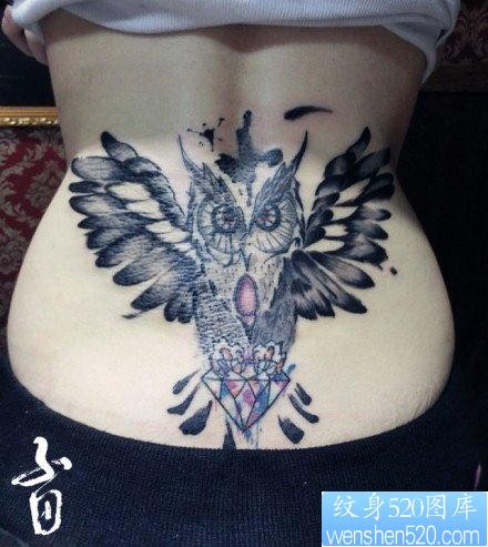 腰部前卫流行的猫头鹰纹身图片