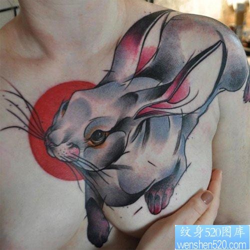 美女胸前一张经典的兔子纹身图片