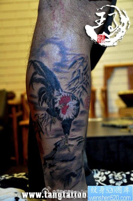 经典的腿部一张水墨公鸡纹身图片