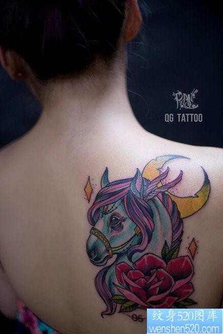 女人肩背流行经典的马纹身图片