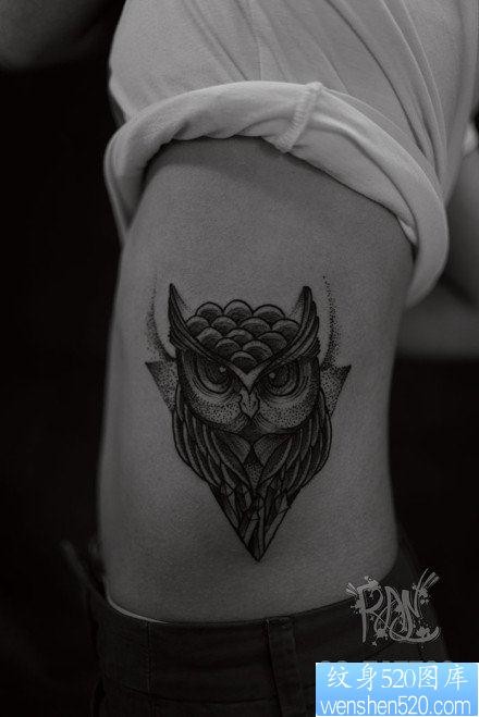 侧腰经典流行的一张猫头鹰纹身图片