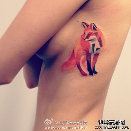 美女侧胸一张概念风格的狐狸纹身图片