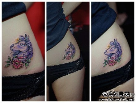 美女腹部流行经典的马纹身图片
