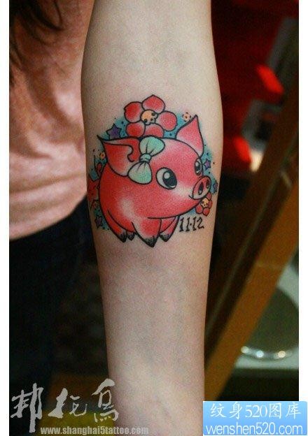 女人手臂可爱经典的小猪纹身图片