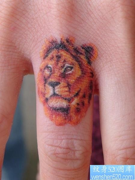 手指上一张简约狮子头纹身图片
