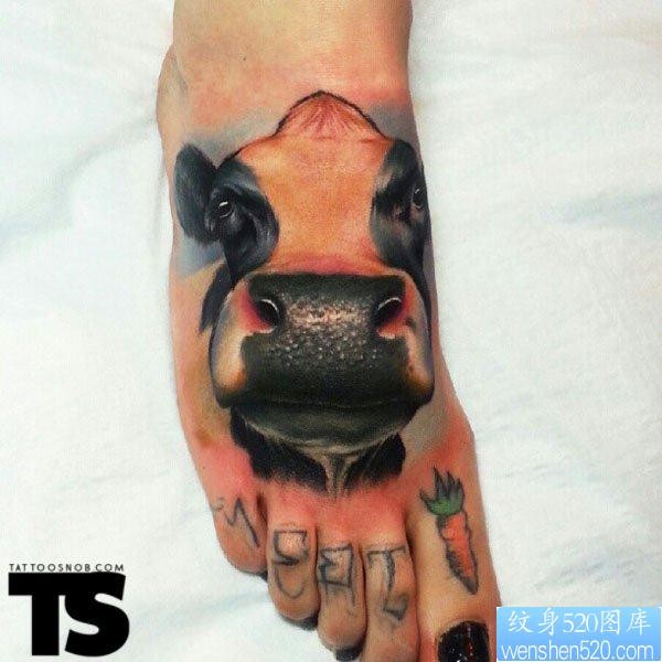 一张脚背上奶牛纹身图片