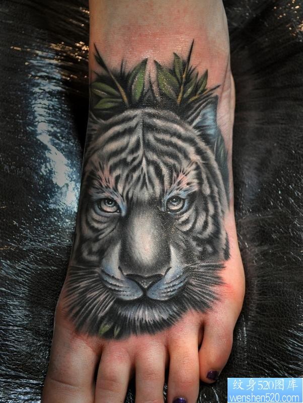 脚背上一张霸气的老虎纹身作品