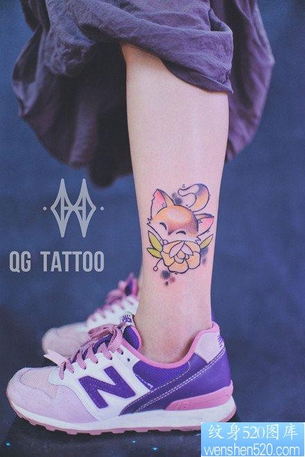 腿部可爱的小狐狸纹身图片