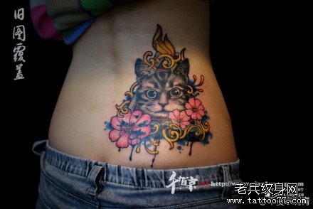 美女后腰可爱前卫的猫咪纹身图片