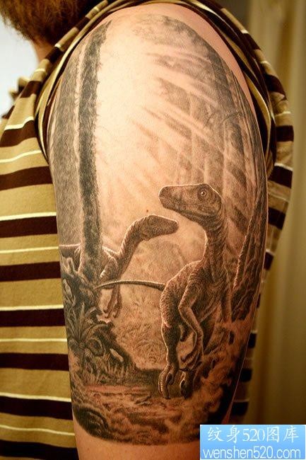 一张大臂恐龙世界纹身图片