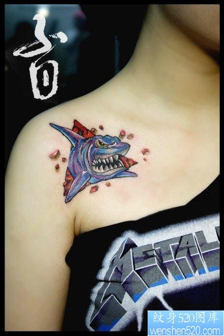 女人肩膀处经典很酷的鲨鱼纹身图片