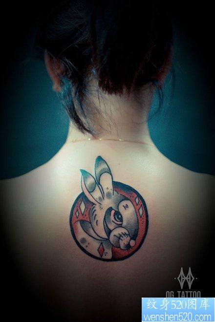 女人后背可爱经典的兔子纹身图片