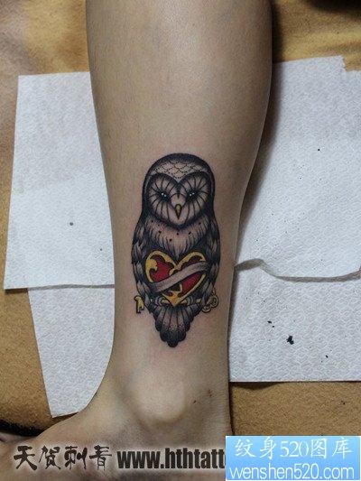 腿部一张简单流行的猫头鹰纹身图片