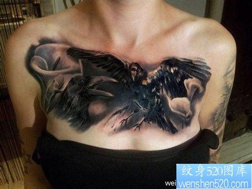 女人胸前前卫帅气的乌鸦纹身图片