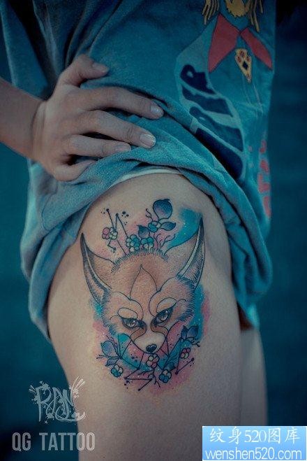 女人腿部流行可爱的狐狸纹身图片