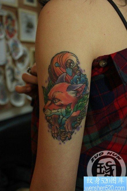 女人手臂精美漂亮的狐狸纹身图片