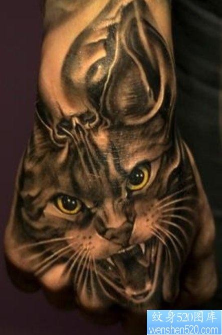 欣赏手背上一张霸气猫纹身作品