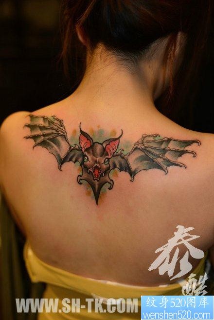 女人后背经典很帅的蝙蝠纹身图片