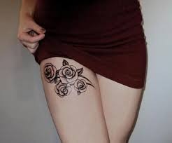 美女大腿上美丽的玫瑰纹身