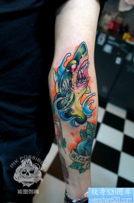 手臂流行很酷的一张鲨鱼纹身图片