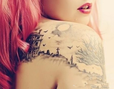 女性背部城堡刺青
