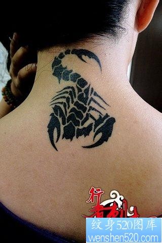 女人颈部经典的图腾蝎子纹身图片
