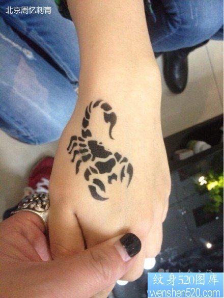 女人手背流行前卫的图腾蝎子纹身图片