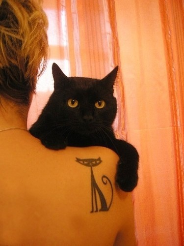 女性背部小黑猫刺青